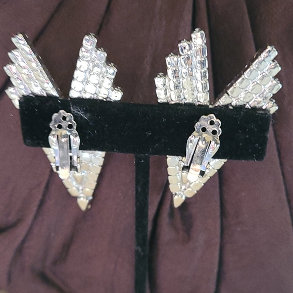 VINTAGE RHINESTONE CLIP EARRINGS IN MINT CONDITION - Picture 3 of 3